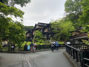 日中　黒川温泉街並1